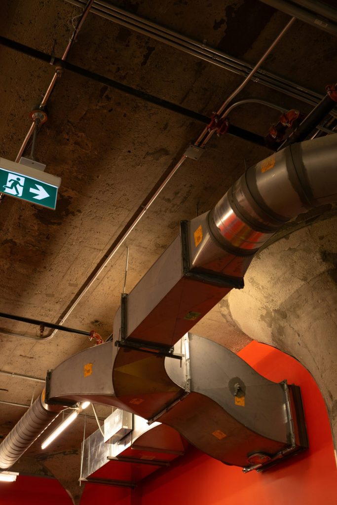 un panneau de rue suspendu au plafond d'un bâtiment