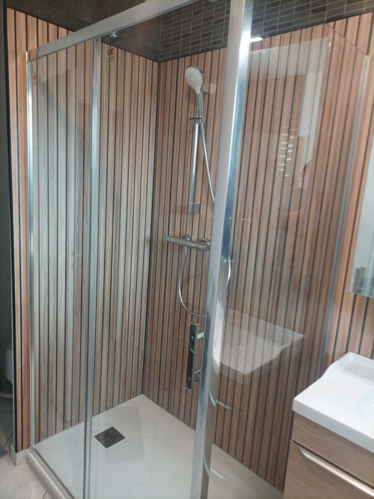 Douche à l'italienne : Paroi vitrée et carrelage vertical effet bois.