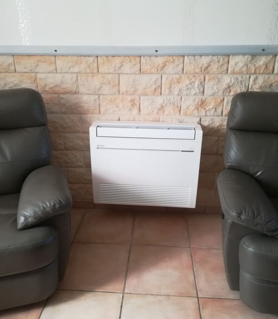 Console basse : Climatiseur compact installé entre deux fauteuils.