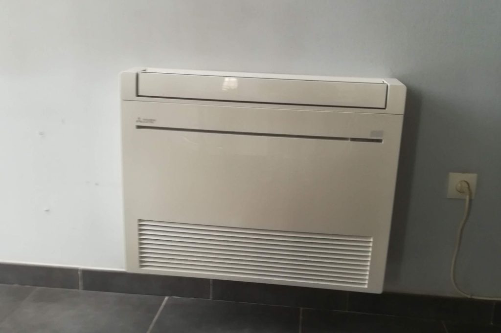 Console de clim : Unité de climatisation basse fixée au mur.